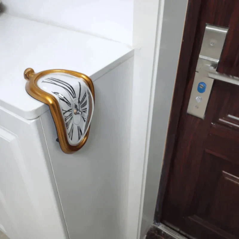 Abstrakt Smeltende Hyldeur i Moderne Design – Dekorativt Surrealistisk Bordur til Hjem og Kontor