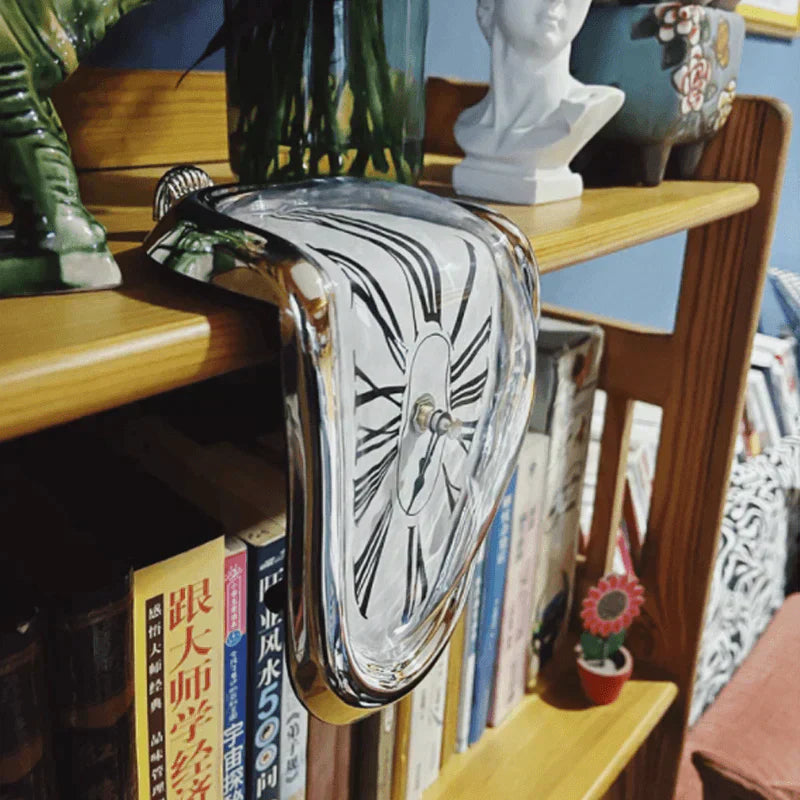 Abstrakt Smeltende Hyldeur i Moderne Design – Dekorativt Surrealistisk Bordur til Hjem og Kontor