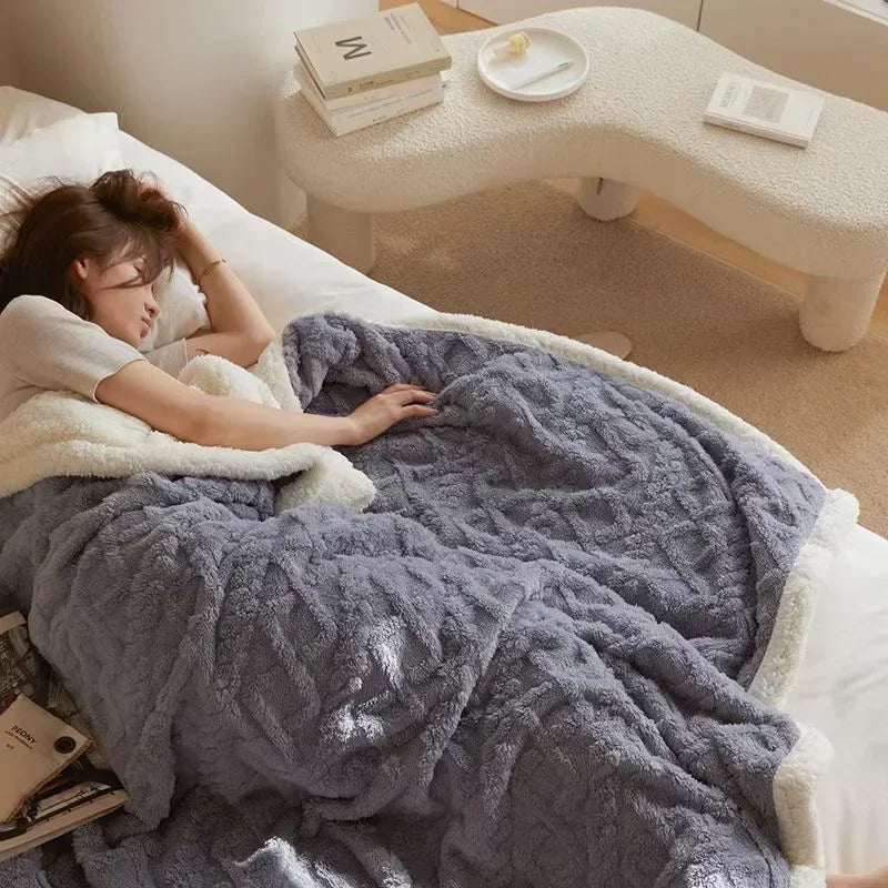 Varmt Dobbelt­sidet Tæppe i Fløjl og Lammeuld – Ekstra Blødt Hyggetæppe til Vinter og Sofa